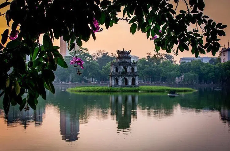 Hoan Kiem Lake (Ho Hoan Kiem / Lake of the Restored Sword), Hanoi