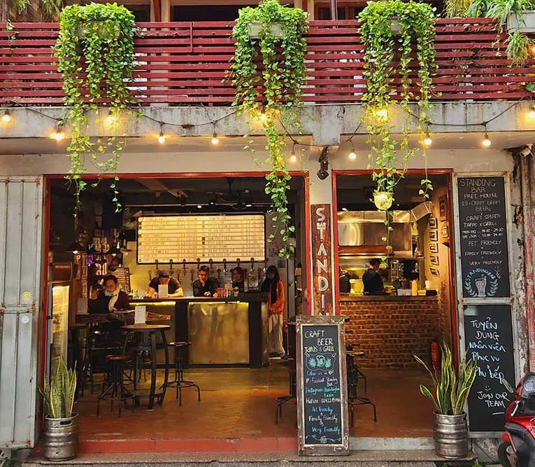 Standing Bar, Hanoi