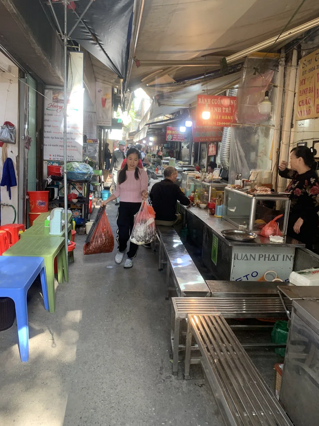 Ngõ Đồng Xuân (Dong Xuan food alley), Hanoi